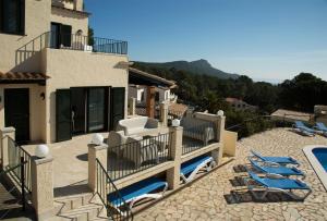 eine Villa mit Liegestühlen und einem Pool in der Unterkunft Torre Orquidaceae - Plus Costa Brava in L'Estartit