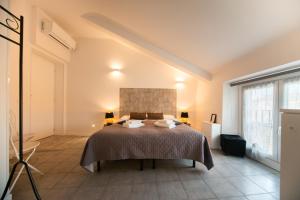 una camera con un letto di Casa Ferrovieri a Verona
