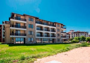 an apartment building on the beach next to the beach at Oasis Del Sol - Front Beach in Lozenets