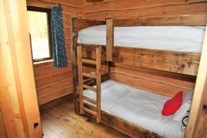Katil dua tingkat atau katil-katil dua tingkat dalam bilik di Loch Aweside Forest Cabins