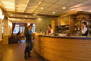 un gruppo di persone in piedi in un bar di TH La Thuile - Planibel Hotel a La Thuile