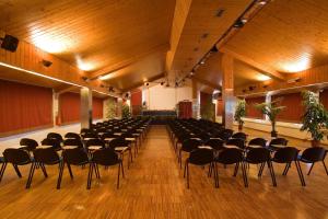 un grande salone con un mucchio di sedie di TH La Thuile - Planibel Hotel a La Thuile Altre 45 foto