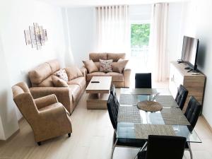 uma sala de estar com um sofá e uma mesa em Entre Patios La Victoria em Córdoba