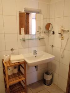 Koupelna v ubytování Hotel Eisenhuthaus + 37 fotografií