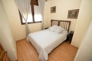En eller flere senge i et værelse på Apartaments Espai d'Àger