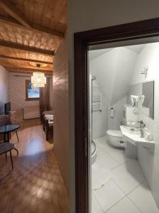 A bathroom at Góralski Dwór