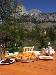 una mesa con un plato de comida encima en Guesthouse Demushi, en Valbonë