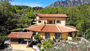 an image of a house with mountains in the background at Verdeblu Country Hotel in San Giovanni a Piro
