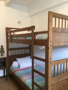 Bunk bed o mga bunk bed sa kuwarto sa Les Gentianes