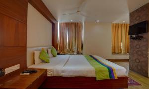 1 dormitorio con 1 cama y TV en Treebo Trend B&B en Ranchi