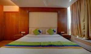 ラーンチーにあるTreebo Trend B&Bの木製の壁のベッドルーム1室(大型ベッド1台付)