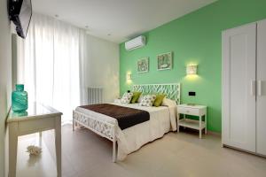 A bed or beds in a room at B&B Rocamatura - Adults only