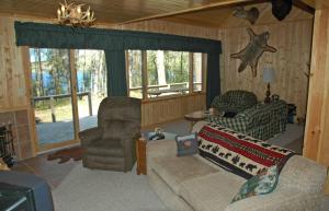 A seating area at Taylor Lake Point Condo