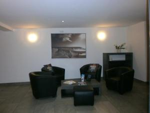 a waiting room with two chairs and a table at Résidence Thalacap in Cap d'Agde