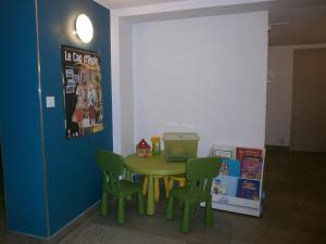 a table and four chairs in a room with a table and a table and chairs at Résidence Thalacap in Cap d'Agde