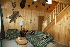 una sala de estar con un sofá y una mesa en Taylor Lake Point Condo, en Namekagon