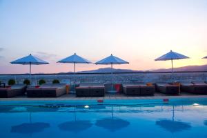 Bazén v ubytování Novotel Athens nebo v jeho okolí