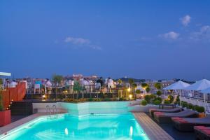 Bazén v ubytování Novotel Athens nebo v jeho okolí
