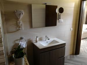 a bathroom with a sink and a mirror at Apartamento La Sierra in La Codosera