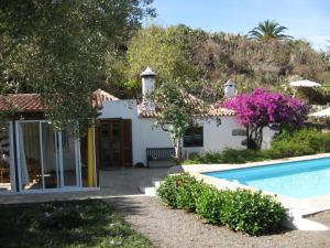 een huis met een zwembad ervoor bij Casa Ruth in Los Llanos de Aridane