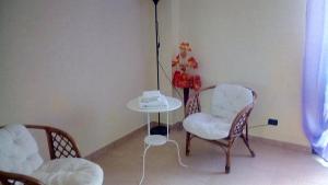 A seating area at Vossìgnuria