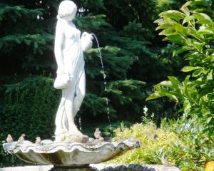 ヘリングスドルフにあるGartenhaus Dassowの噴水酒の男像