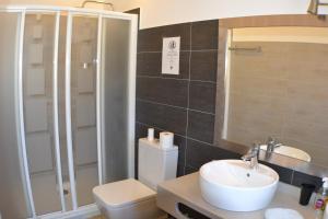 a bathroom with a toilet and a sink and a shower at Casas Maria Carmona in El Pozo de los Frailes