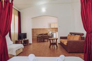 een woonkamer met een bank en een tafel bij Apartmani Lasta in Dobra Voda