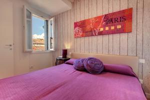 a bedroom with a purple bed with a purple blanket at Ca' d'Oro Design in Venice