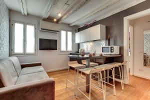 a kitchen and living room with a couch and a table at Ca' d'Oro Design in Venice