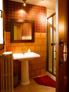 een badkamer met een wastafel en een spiegel bij Casa Miñón in Buera