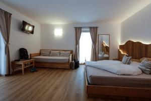 En eller flere senge i et værelse på Garnì & Wellness Anderle