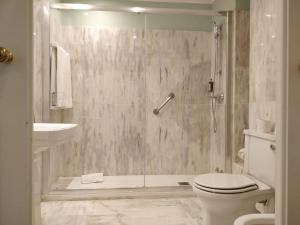 Salle de bains dans l'établissement Grande Hotel do Porto