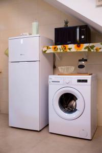 uma máquina de lavar roupa e um micro-ondas num quarto em A Casa dos Girassóis em Cuba