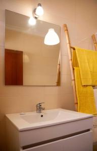 A bathroom at A Casa dos Girassóis