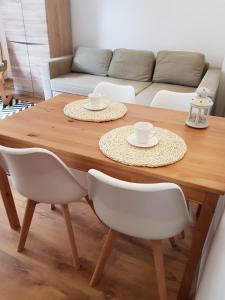 ソポトにあるZoppot-Abrahamaの木製テーブル(白い椅子、ソファ付)