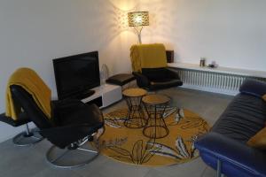 a living room with two chairs and a tv at casa banana in Castino