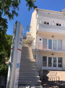 un conjunto de escaleras que conducen a un edificio en Apartments Adriatic Blue, en Dubrovnik