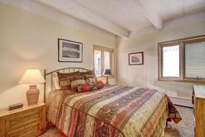 a bedroom with a bed and a table with a lamp at Pg310 Peregrine Condo in Copper Mountain