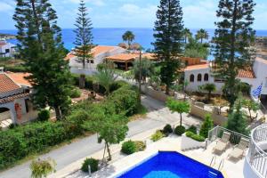 Bazén v ubytování Coral Blue Bay Villa nebo v jeho okolí