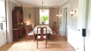 a dining room with a table and chairs and a window at Dwór w Kiełczówce in Moszczenica