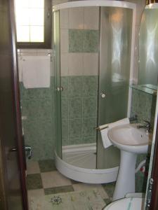 een badkamer met een douche en een wastafel bij Pensiunea Speranta in Sovata +29 foto's