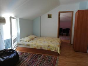 1 dormitorio con cama y ventana grande en Zen Hotel Varvara en Varvara