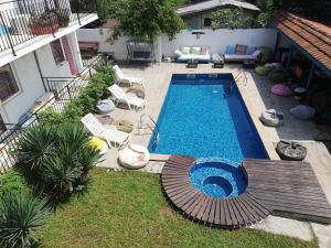 una piscina en un patio con sillas en Zen Hotel Varvara en Varvara