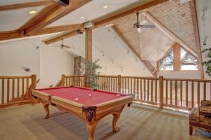 stół bilardowy na środku pokoju w obiekcie 5983 Hidden River Lodge Condo w mieście Keystone