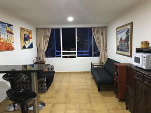 sala de estar con sofá y microondas en Apartamento 1101 Edificio Nuevo Conquistador en Cartagena de Indias