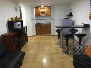 sala de estar con mesa y cocina en Apartamento 1101 Edificio Nuevo Conquistador, en Cartagena de Indias