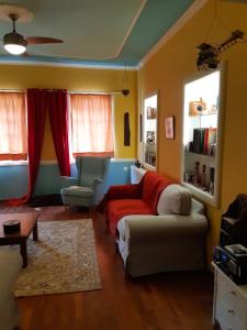 uma sala de estar com um sofá e duas cadeiras em Little Island Resort em Nísos Ioannínon