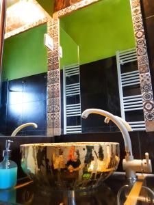 uma casa de banho com um lavatório e uma tigela em Little Island Resort em Nísos Ioannínon