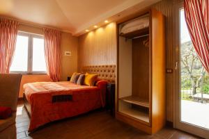 a hotel room with a bed and a window at B&B Il Parco in Monterosso al Mare